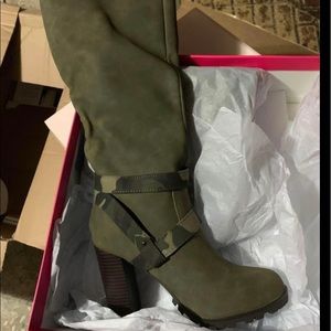 Wrap around buckle boot